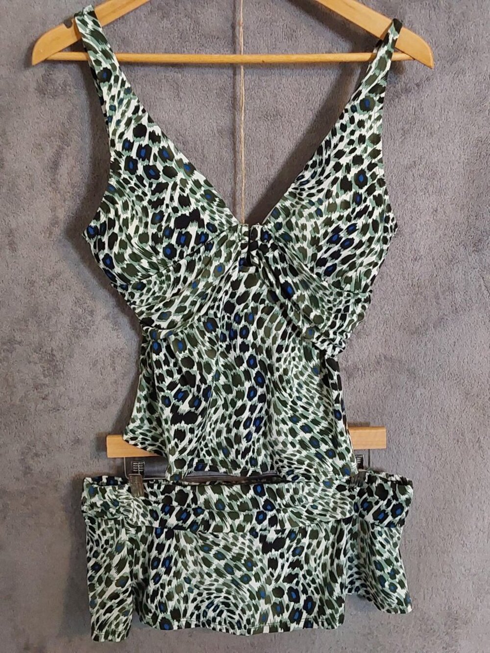 Jantzen 2 Piece Tankini Swimsuit Size 14 Green Animal Print Underwire Swim Set